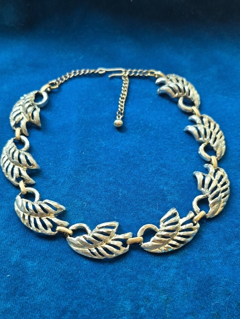 Silver tone leaf link chocker